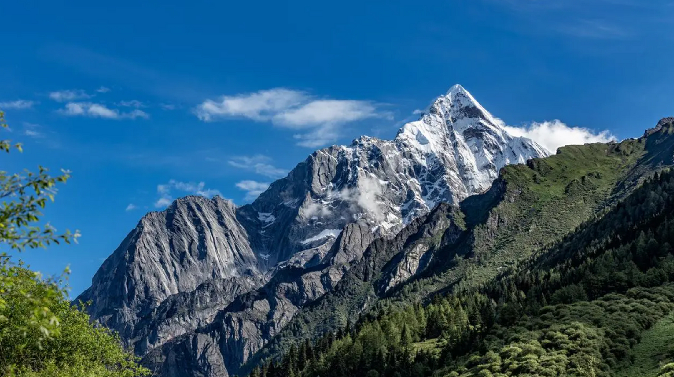 山峰巍峨耸立,峭壁嶙峋,云雾缭绕,层峦叠嶂,让人心生敬畏.