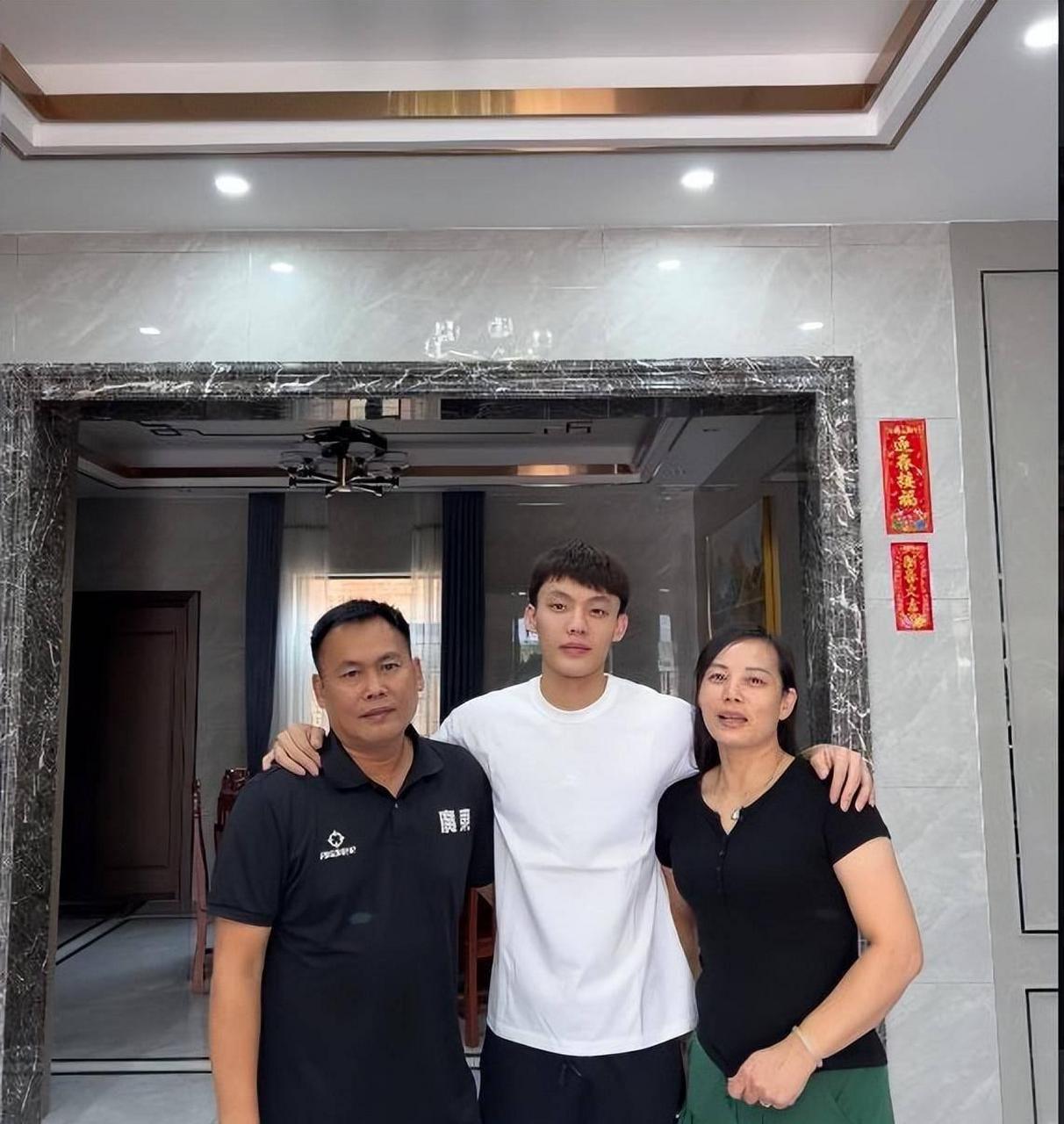 徐杰结束土耳其旅程返回家乡惠州,享受与家人时光,豪宅奢华尽显收入