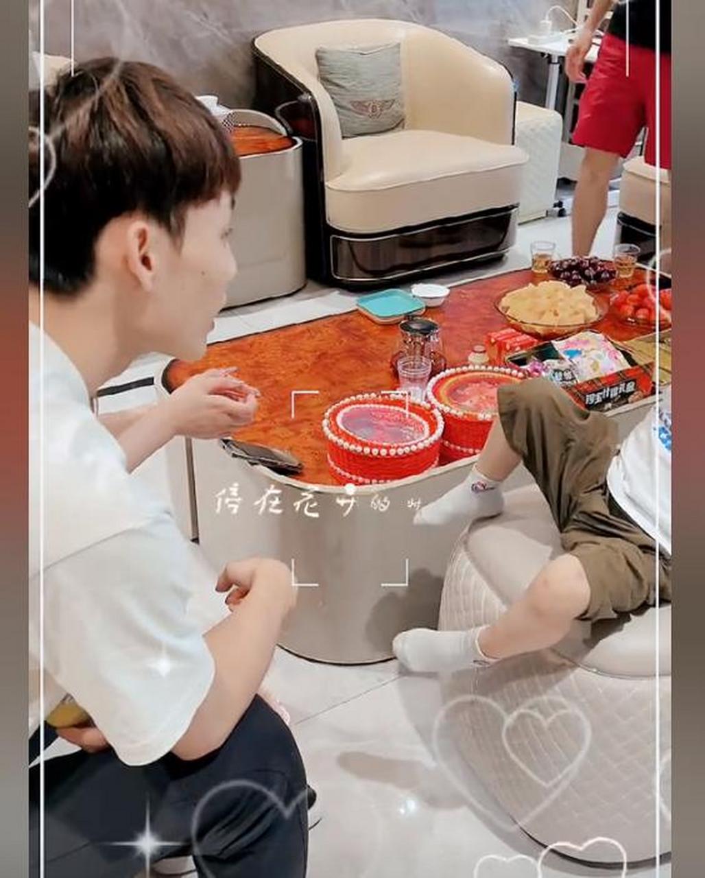 徐杰结束土耳其旅程返回家乡惠州,享受与家人时光,豪宅奢华尽显收入