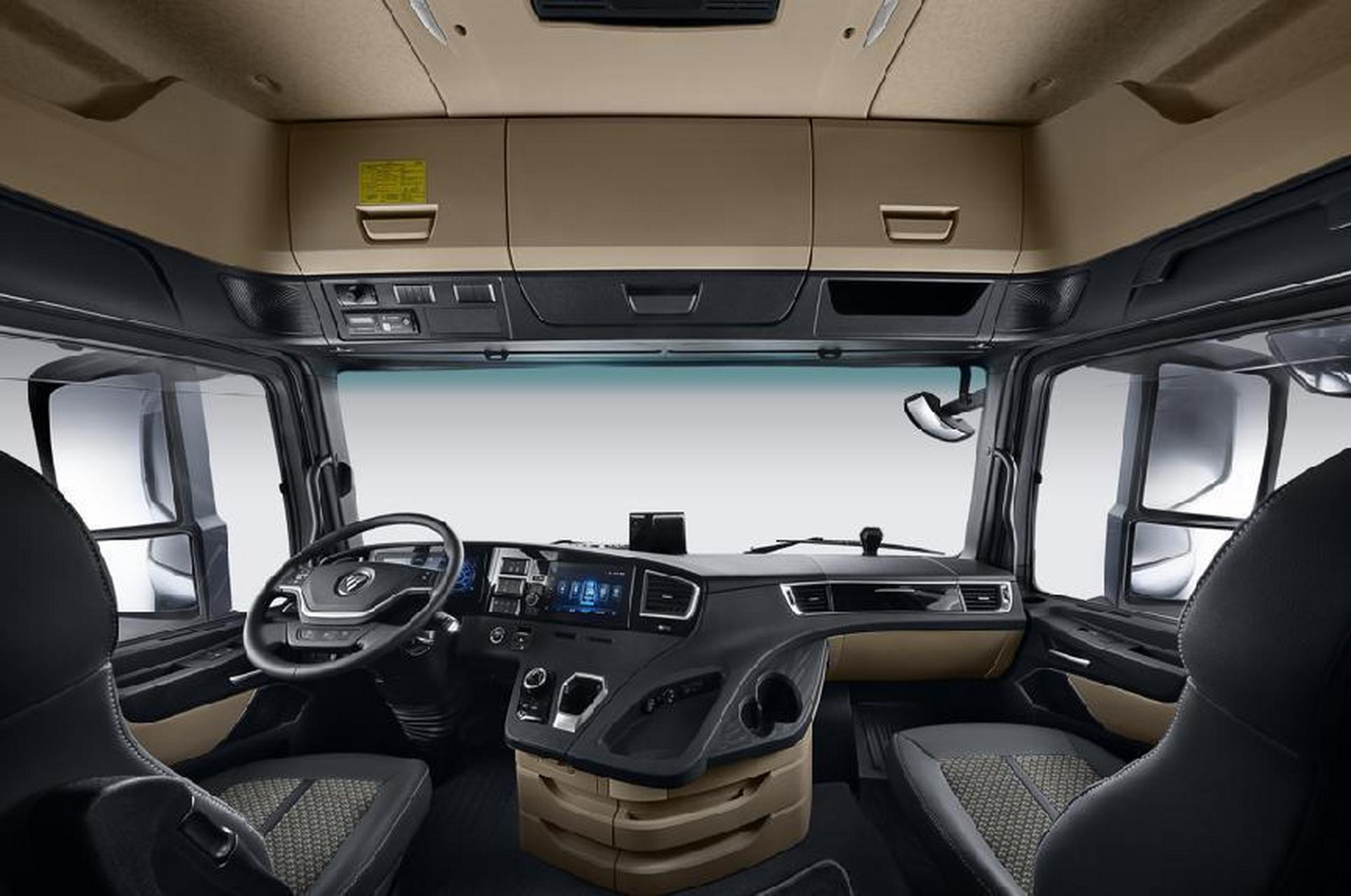 欧曼est星辉版是升级改款的高端卡车,外观造型锐利,搭载先进发动机和