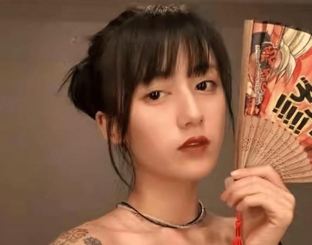 李诞辟谣新恋情:离婚3年,话题不断的前妻黑尾酱"玩失踪"