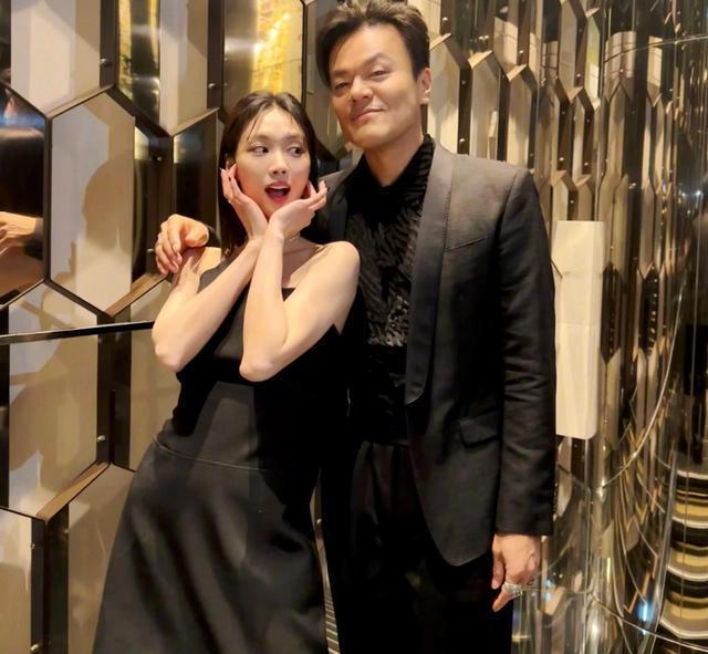 歌手王霏霏晒出与jyp朴振英合照,梦回missa了,两人是否准备合作