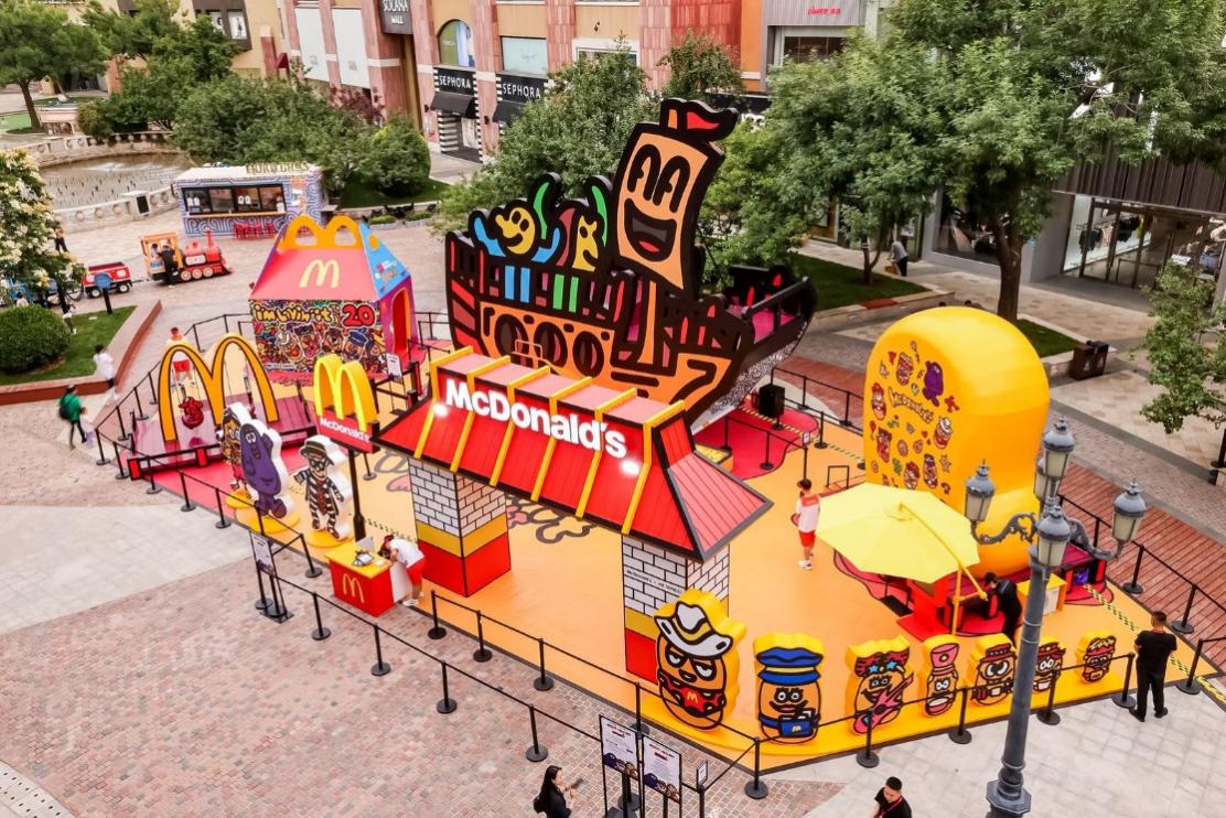 即日起至2024年6月2日,北京麦当劳在蓝色港湾中央广场开启"一块麦乐鸡