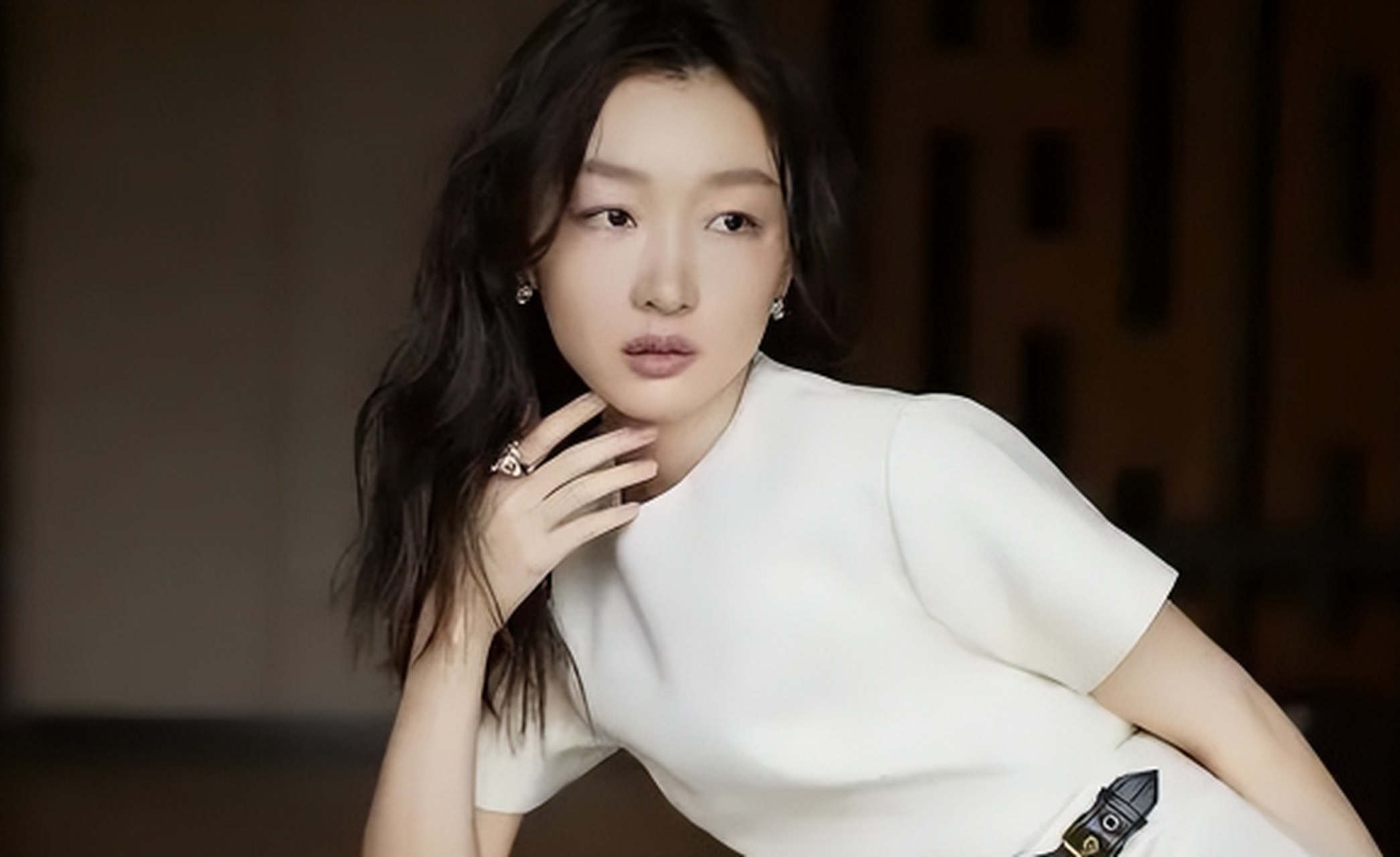 周冬雨曾以清纯形象出道,后因绯闻和争议不断影响形象.