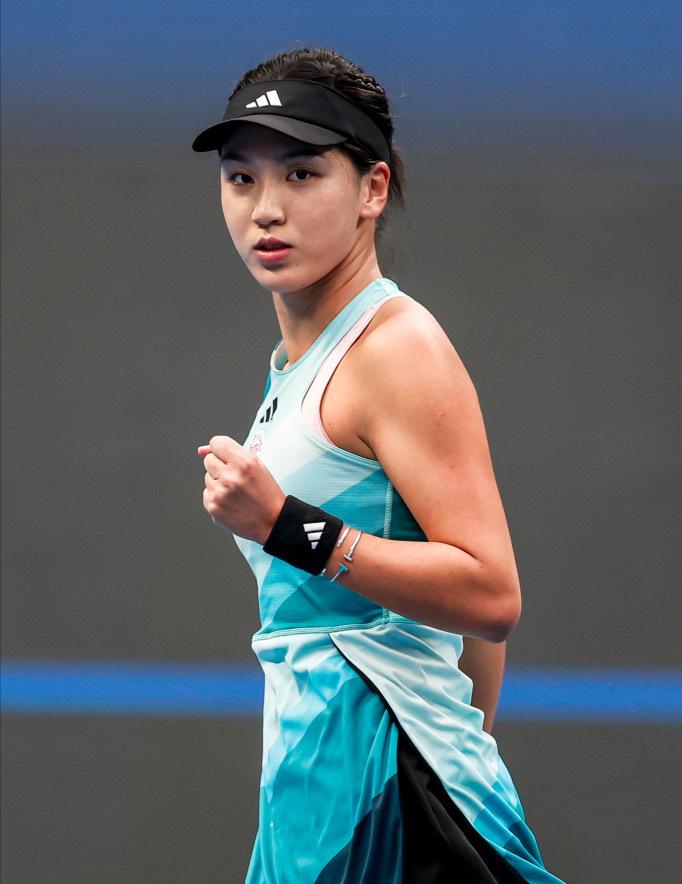 中国莎娃法网再现萨巴伦卡美网壮举 网友大赞:王欣瑜又美又飒