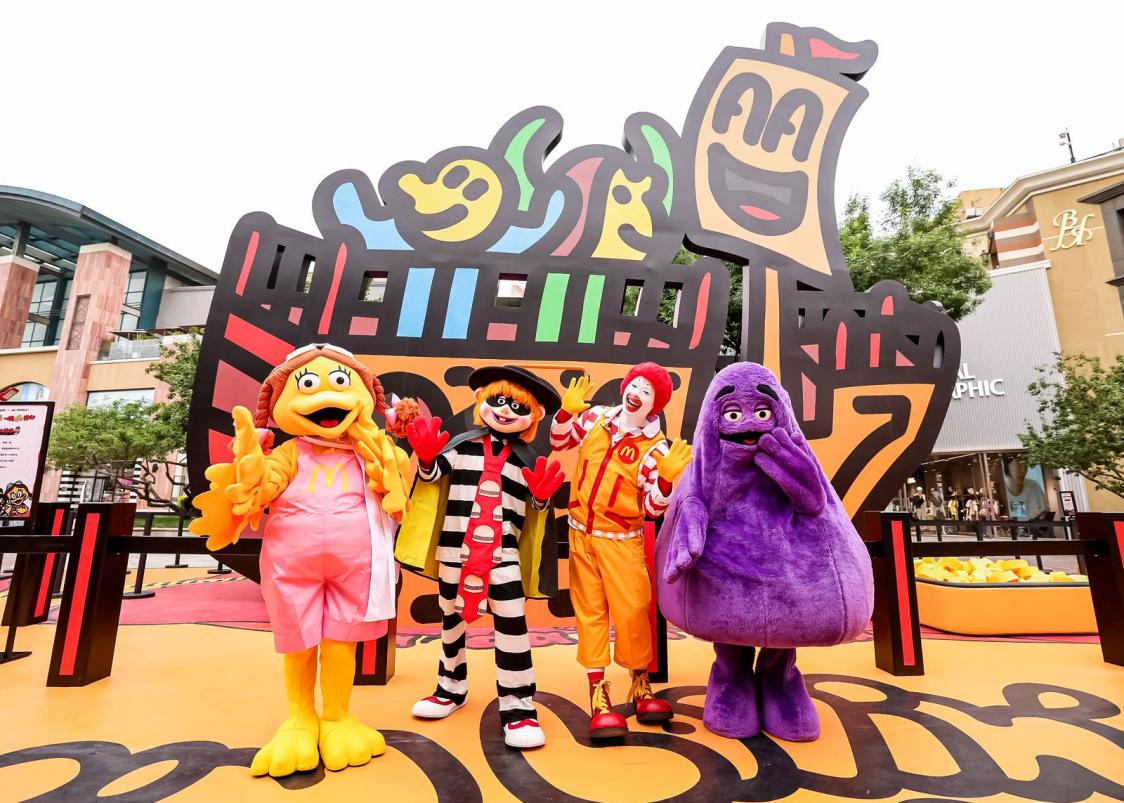 即日起至2024年6月2日,北京麦当劳在蓝色港湾中央广场开启"一块麦乐鸡