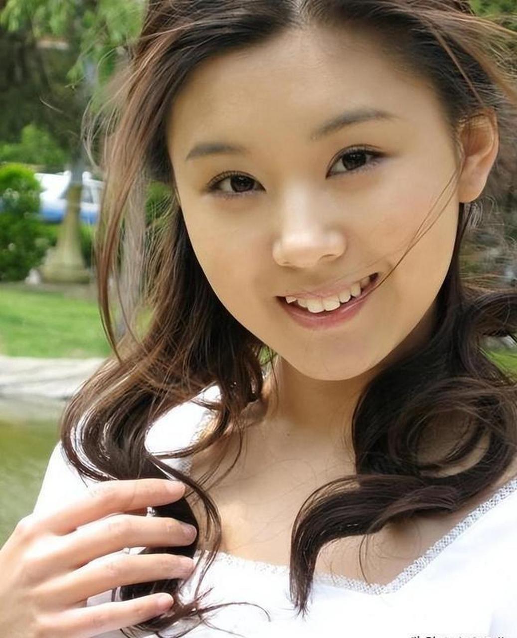 李小萌作为冯巩"干女儿",凭借才华与原则在娱乐圈崭露头角.她拒绝吻戏