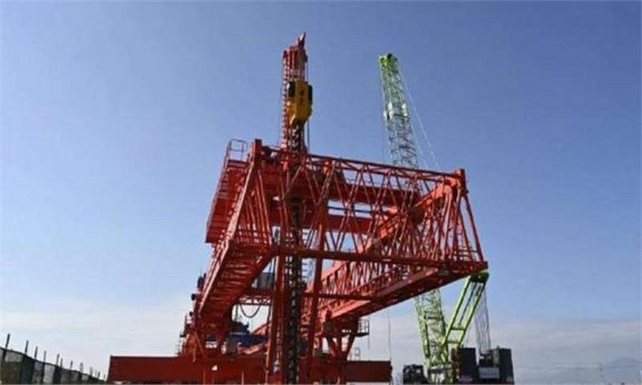 中国工业发展得益于先进技术制造,共工一号作为首台装梁一体架桥机