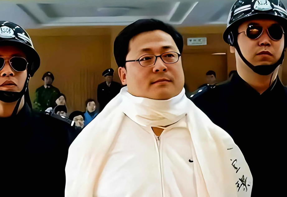 回顾:袁宝璟走下法庭,和妻子见面后,头戴白围巾被抬进死刑车