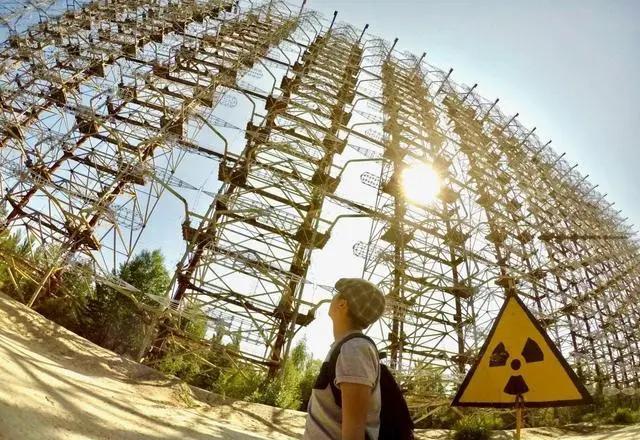 俄天眼扫描乌全境,数万枚炮弹飞向128个地区,弹药库火焰冲天高