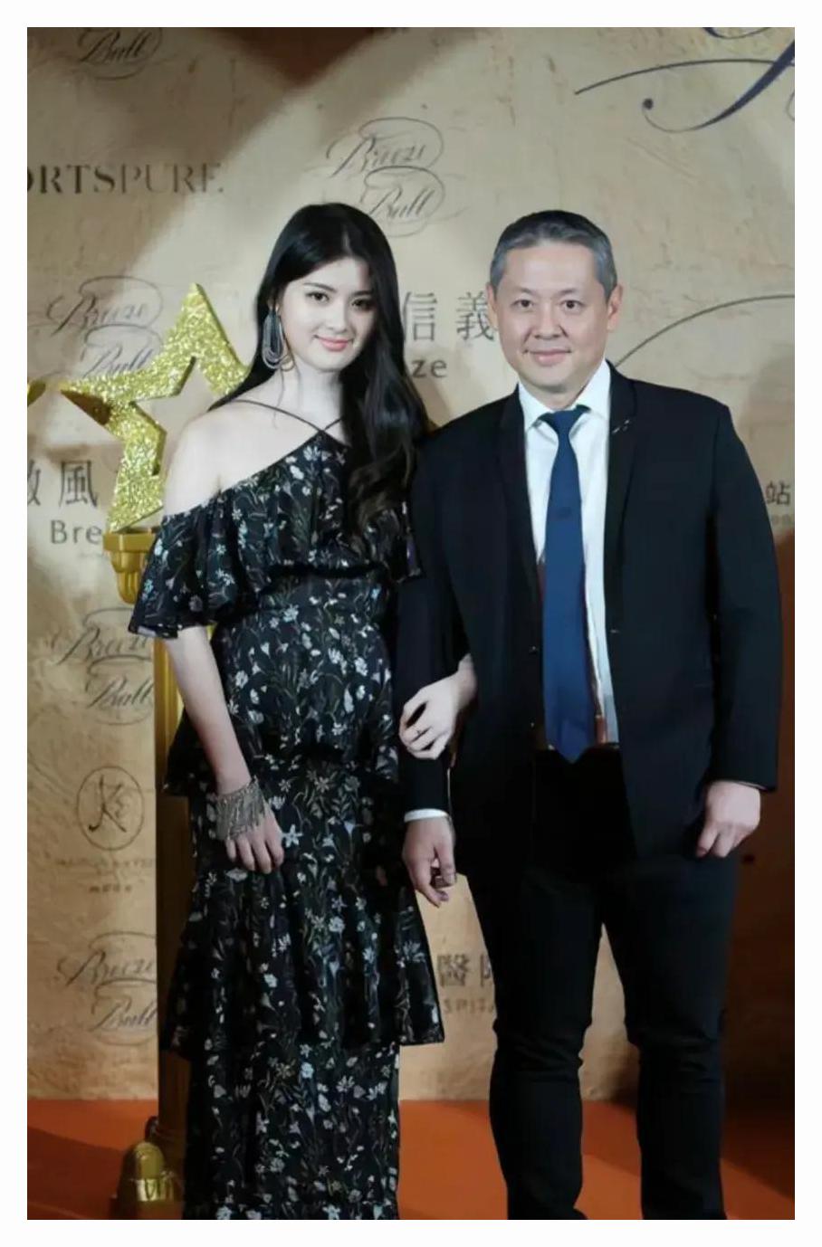 孙芸芸和女儿廖思惟,登上台版vogue杂志封面,分不清谁是妈!