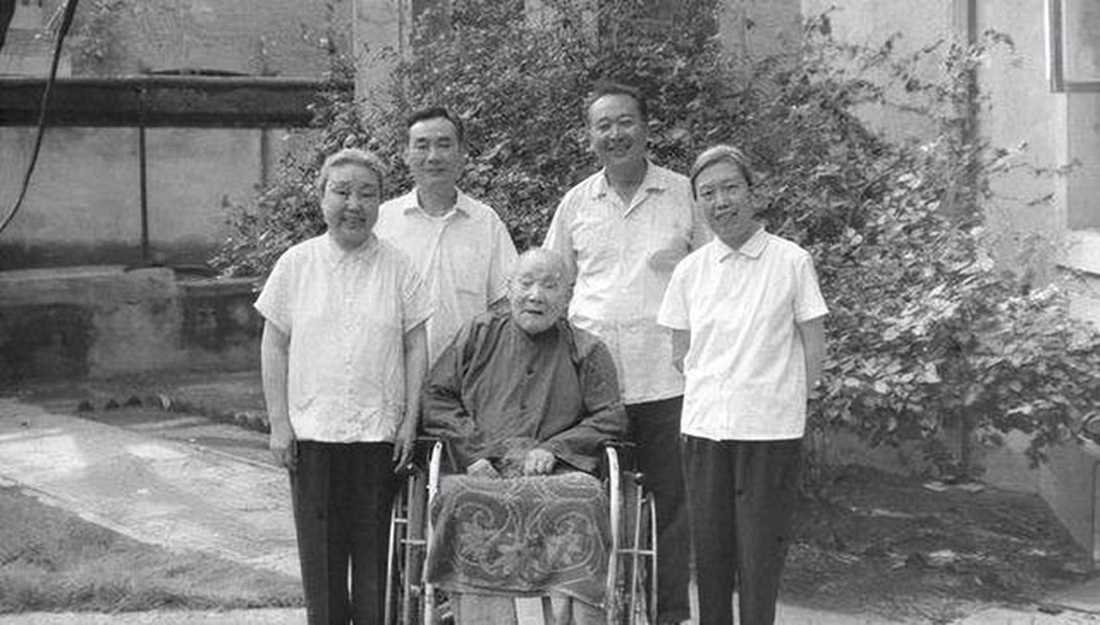 马寅初作为经济学家,提出计划生育政策,对国家发展影响深远.