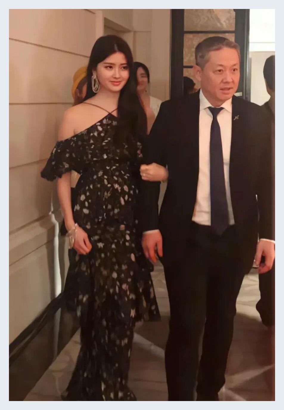 孙芸芸和女儿廖思惟,登上台版vogue杂志封面,分不清谁是妈!