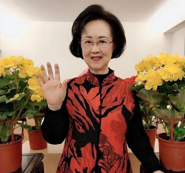 汪嘉伟前妻邓星自幼跟秦怡长大,现67岁儿子成她心头宝