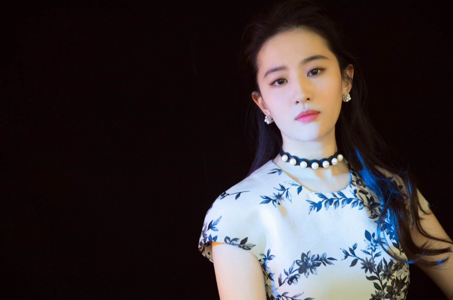 37岁刘亦菲分手后彻底放飞,穿成这样,玉女形象都不要了!