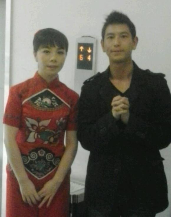 草根歌手王二妮23岁走红,知深浅懂感激,丈夫李飞是她有力的靠山