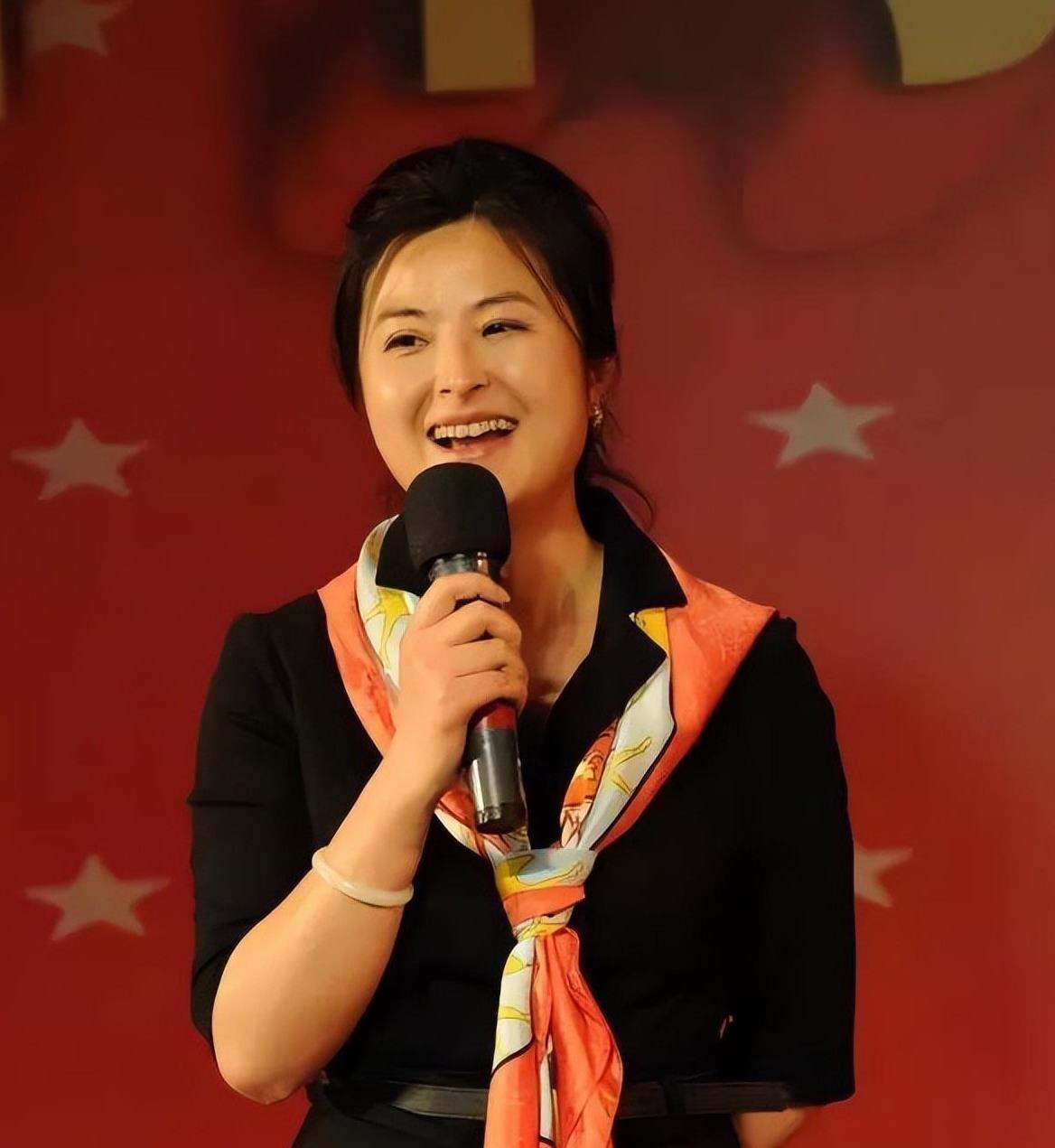 51岁张泉灵最新露面!满头白发呈断崖式衰老,模样变化超大难辨认