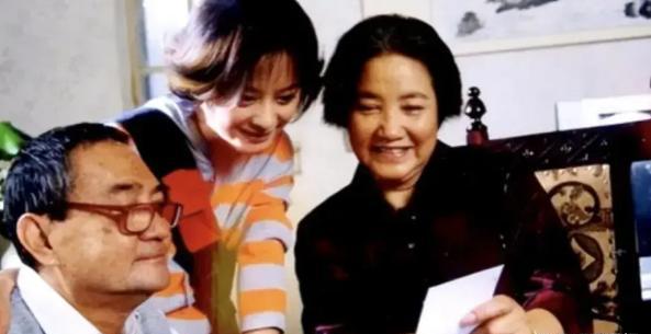 艺术家祝希娟:和初恋老公甜蜜到老,有儿女咋晚年住养老院