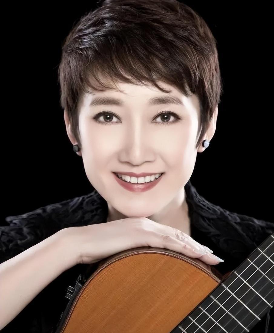 成方圆:凭一首歌获得国家一级演员,离婚后为何至今单身?