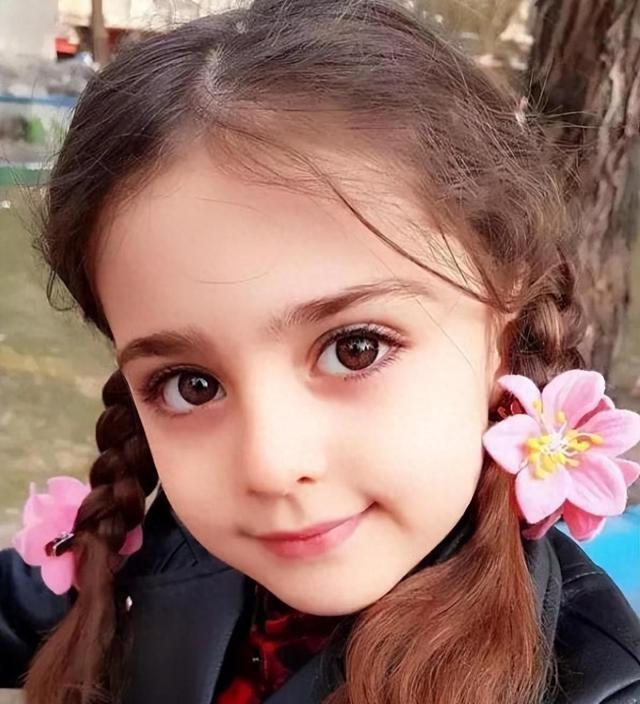 8岁伊朗女孩因颜值爆表,老爸不放心辞职护花,如今长成这般