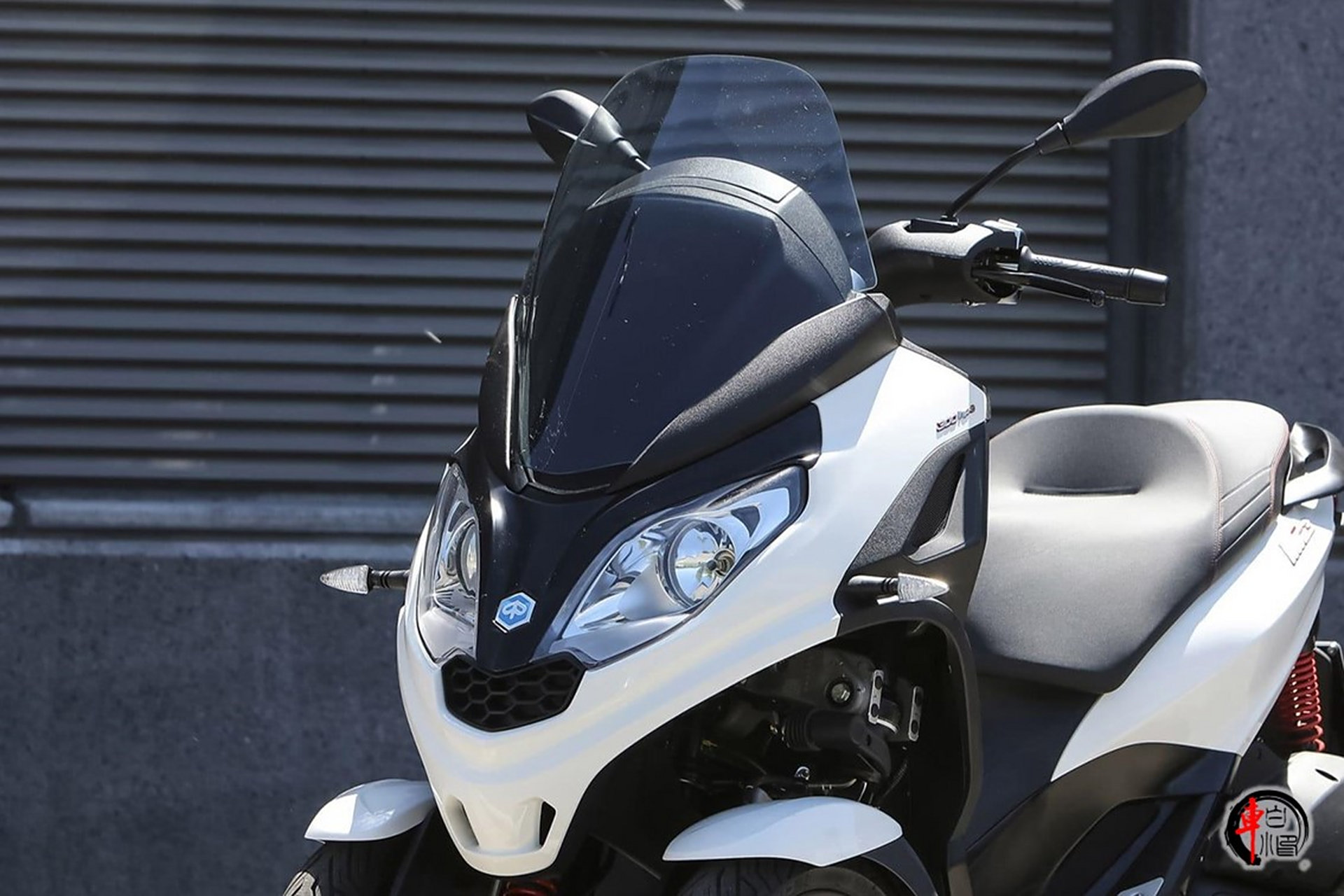 比亚乔发布了2024款mp3300倒三轮踏板车,售价7.88万元.