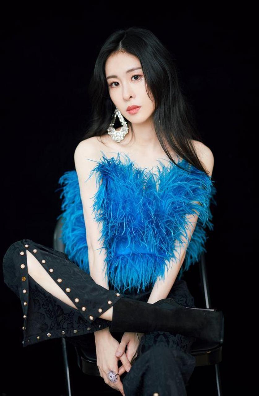 张碧晨是实力唱将,曾在韩国接受训练,唱跳俱佳.