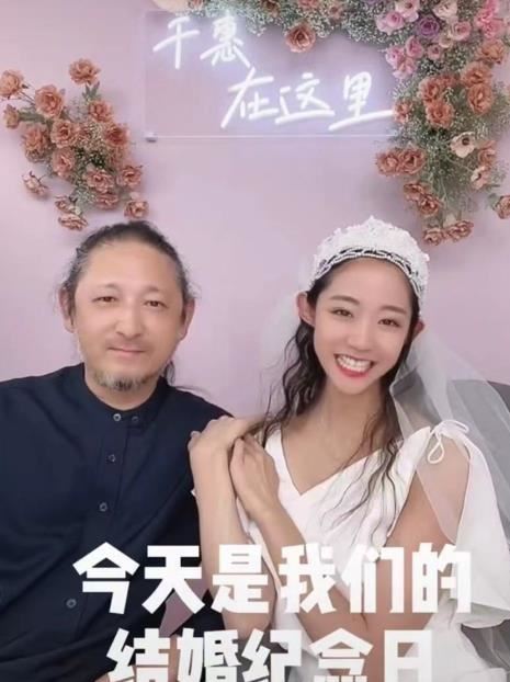 徐静蕾前任大婚!迎宾海报上新娘全裸只用手挡私处,来宾尴尬脸红