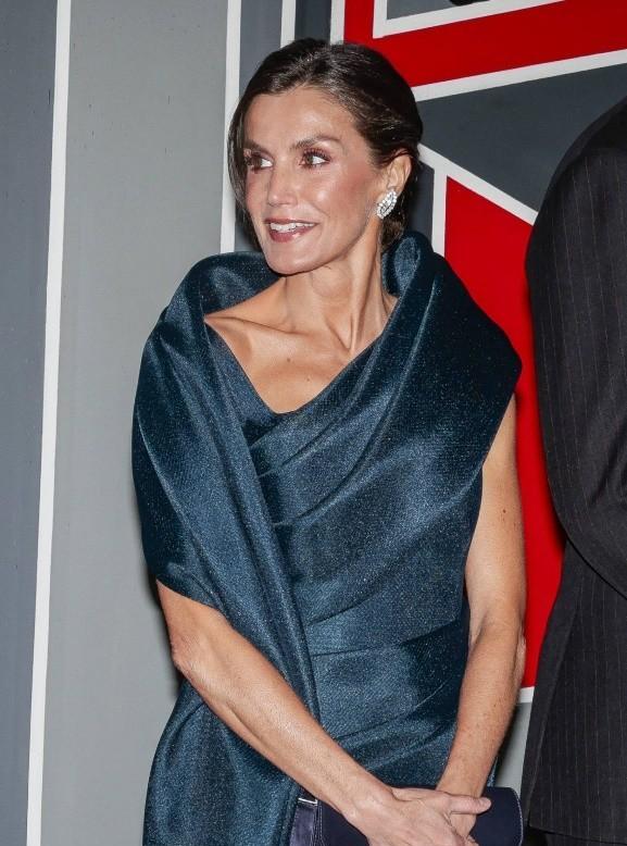 莱蒂齐亚王后,51岁瘦到脱相,白发加皱纹,曾经一袭红裙多美啊