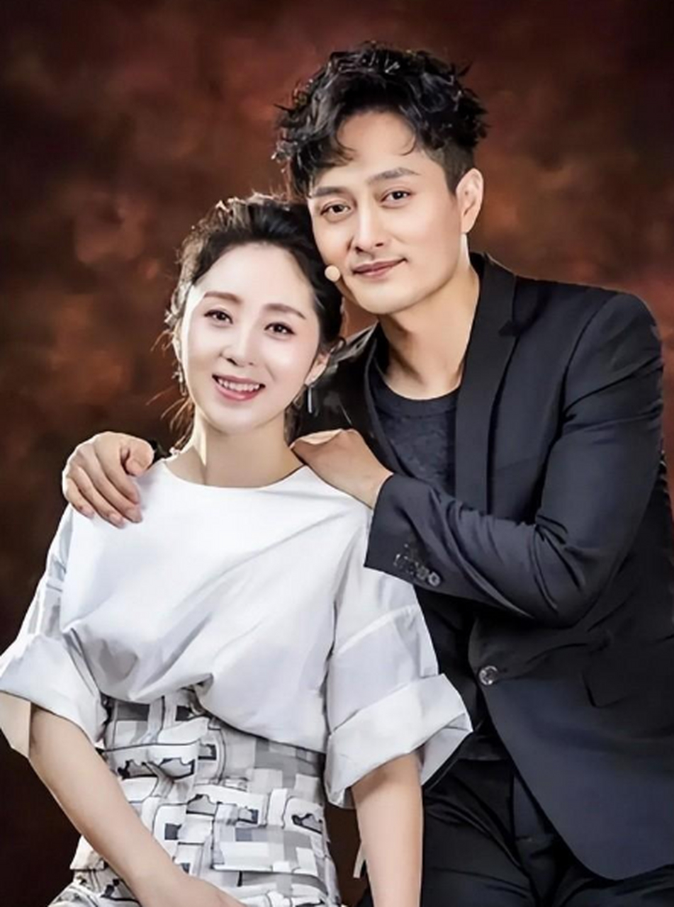 她与已婚歌手云飞相恋后名誉尽毁,事业受创…婚姻不被看好,前妻女儿更