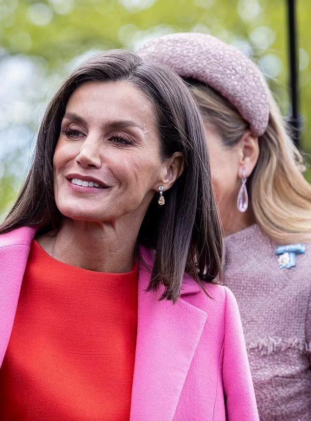 莱蒂齐亚王后,51岁瘦到脱相,白发加皱纹,曾经一袭红裙多美啊