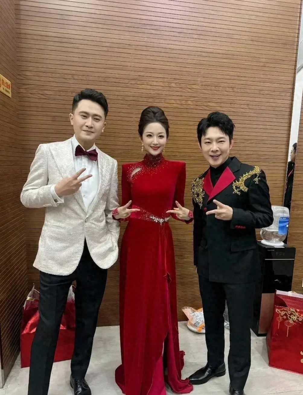 37岁辽宁卫视主持人刘心悦春晚结束晒后台合影,身穿红礼服美翻
