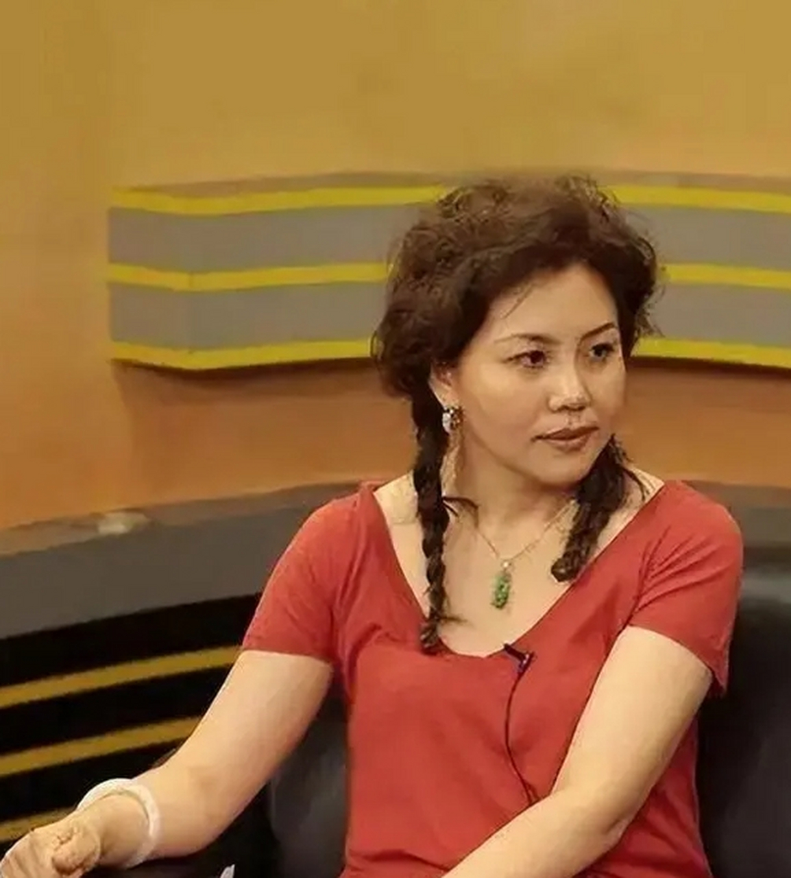 方静,央视知名主持人,因"间谍门"风波引发争议.