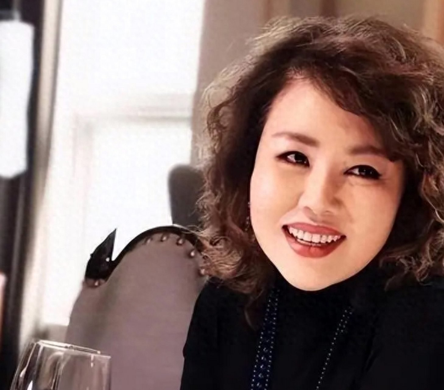 方静,央视知名主持人,因"间谍门"风波引发争议.