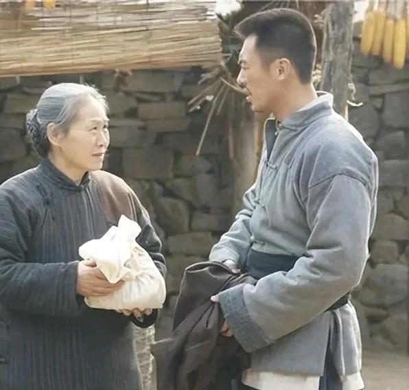 苇青:和老公育有一儿一女,60岁才开始拍戏,儿子也是演员