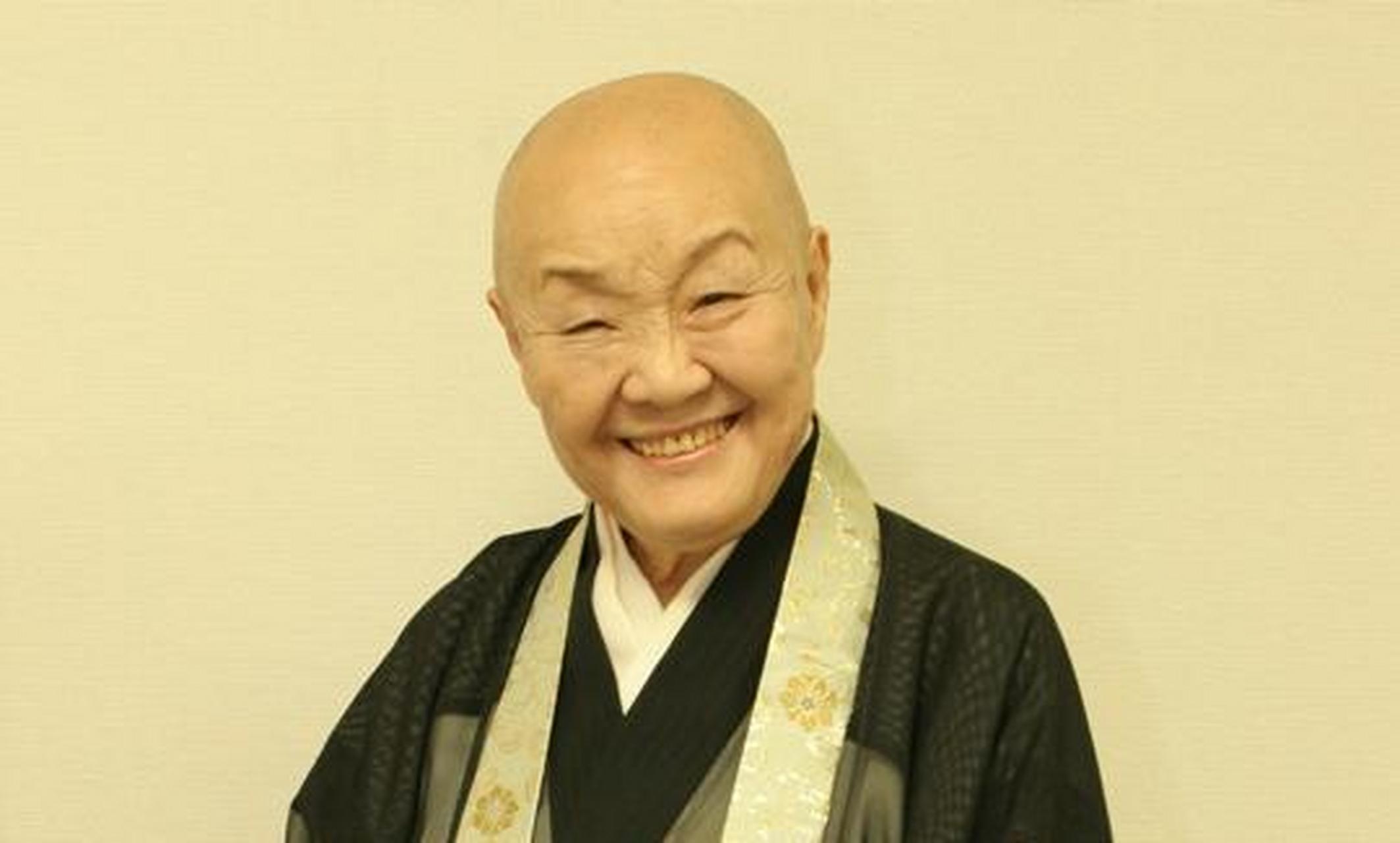 日本女尼濑户内寂听经历多段感情波折后遁入空门,虽无法割舍酒肉之欢