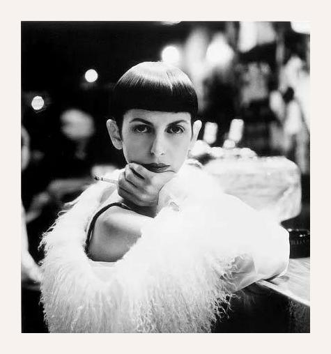 她是时尚圈最疯假名媛,5次自杀,如今被拍成了纪录片