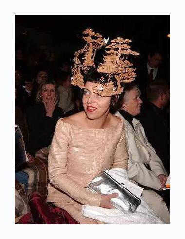 她是时尚圈最疯假名媛,5次自杀,如今被拍成了纪录片