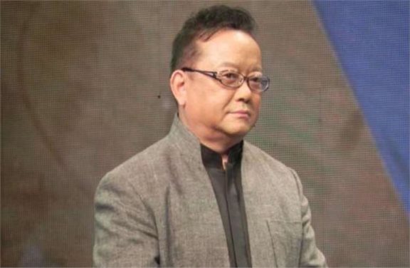 75岁王刚近况:外孙和儿子一起上高中,老态尽显,妻子仍风韵犹存