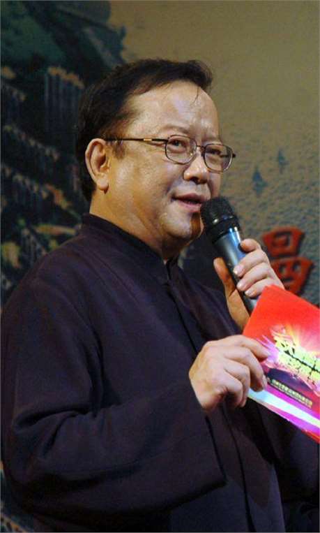 75岁王刚近况:外孙和儿子一起上高中,老态尽显,妻子仍风韵犹存