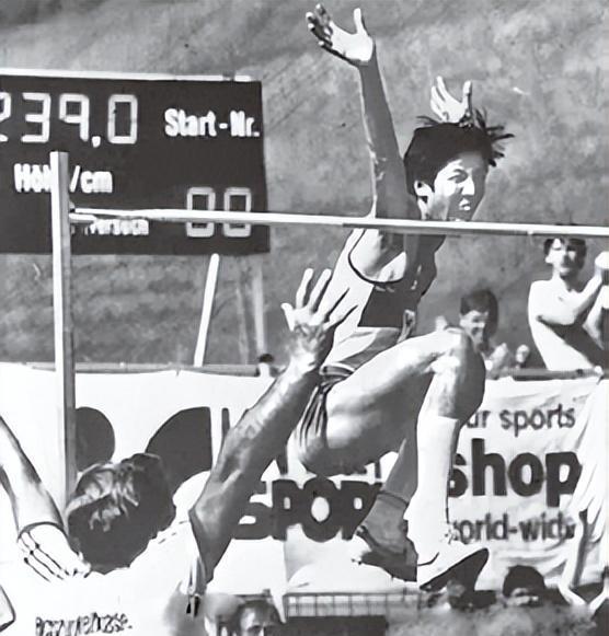 "跳高王子"朱建华:三次打破世界纪录,后比赛失利被骂到退役