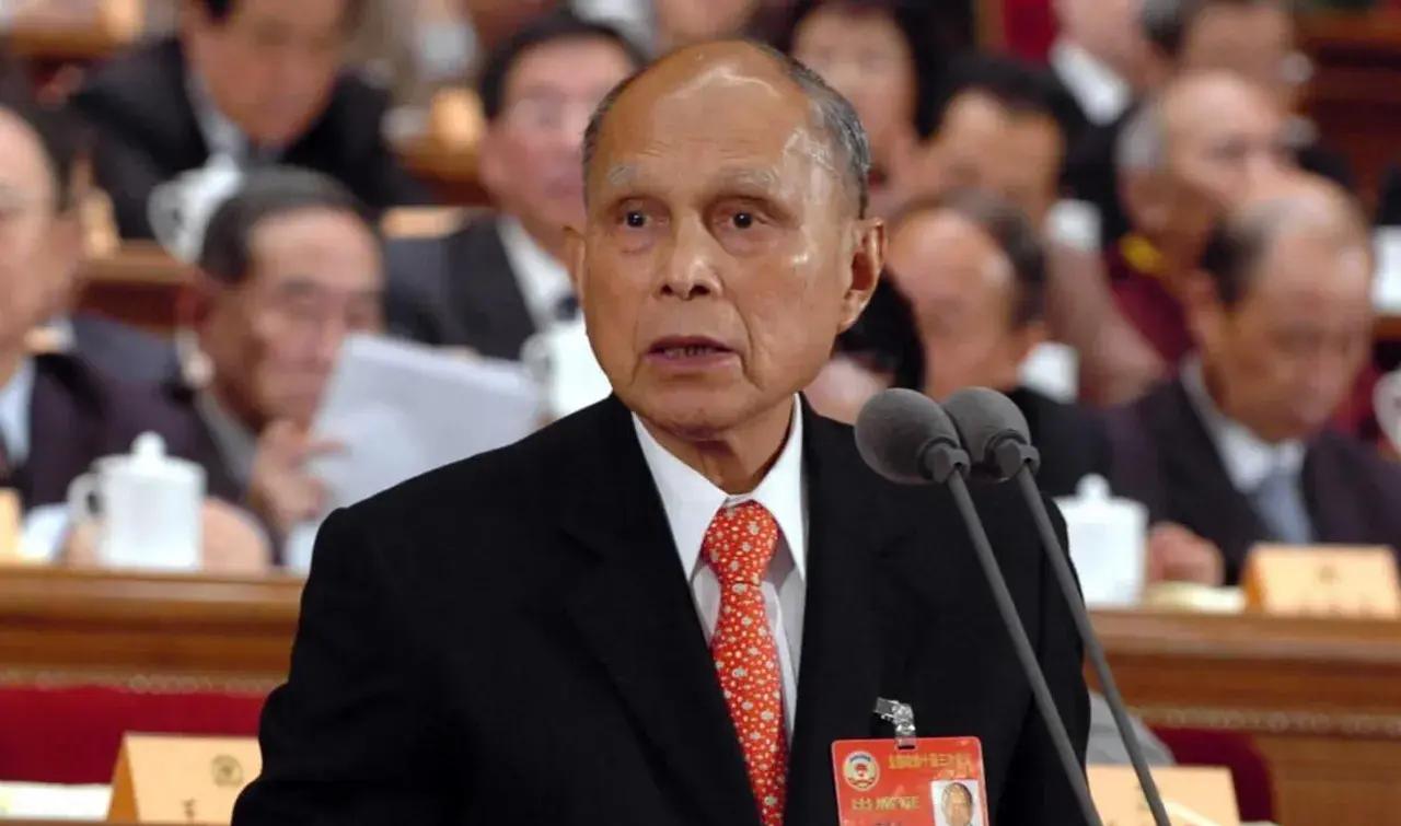 霍英东一怀报国心,慷慨相送皇家座驾,英伦王室铭记华人真情!