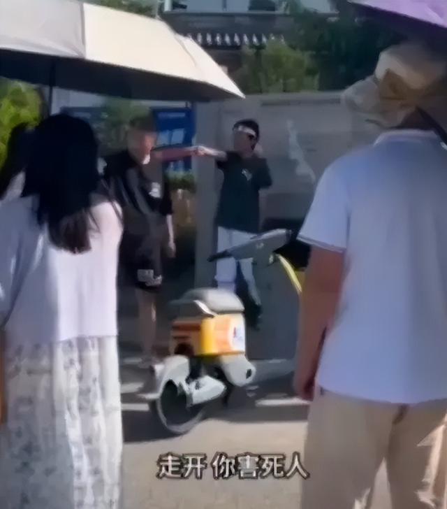 网传一女子头绑象征日本的白布条在景区挑衅被揍!网友:舒服了