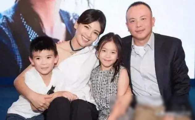 刘涛儿女近照曝光!15岁儿子身高直逼170,女儿颜值下滑更像爸爸