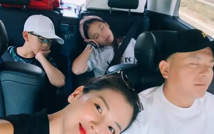 刘涛儿女近照曝光!15岁儿子身高直逼170,女儿颜值下滑更像爸爸