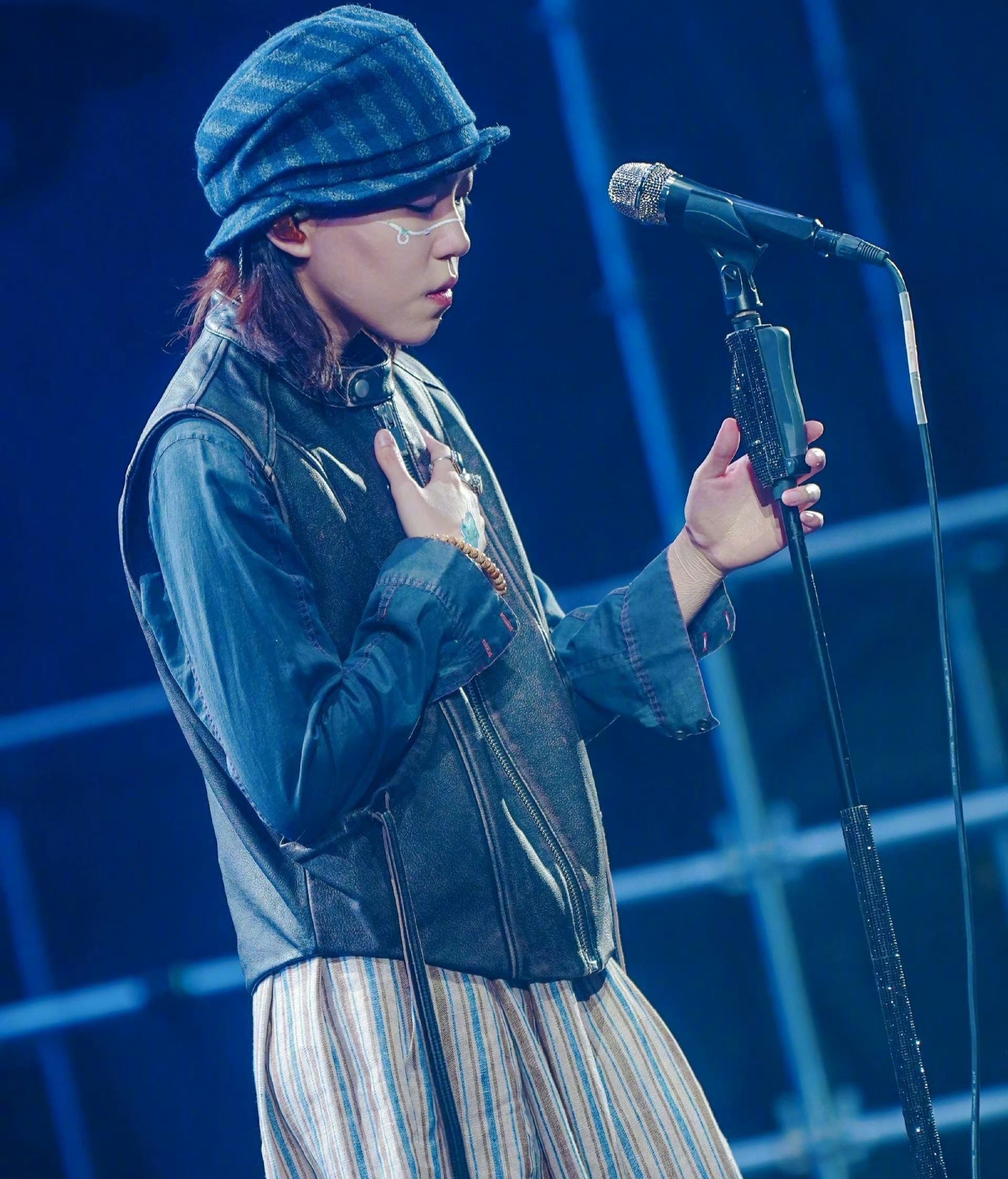 王菲携女儿看演唱会,男闺蜜陪伴左右,李嫣抽烟玩手机引热议