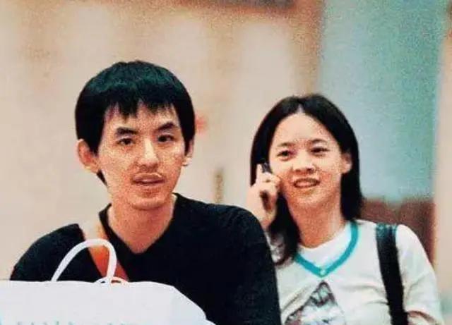 曾宝仪,林明谦罕见同框,两人相恋19年,男方长相老气被指像父亲