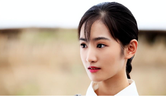 黄诗佳:从童星到整容风波,13岁就进入上戏的她诠释了整容的代价