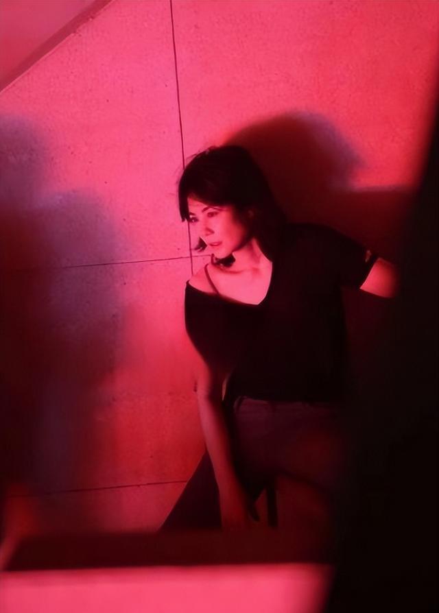 王菲携李嫣看演出,男闺蜜陪同,18岁李嫣当妈妈面抽烟表情冷酷