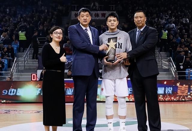cba"虎王"孙军:妻子是貌美女主持,女儿身兼多职,进军娱乐圈