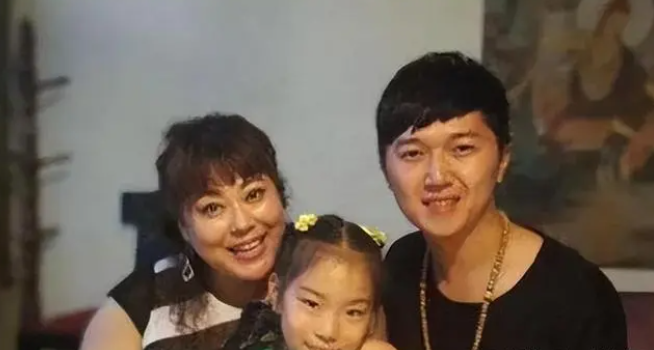 三婚嫁小22岁男友,被500位导演"封杀"的李菁菁,现在苦尽甘来